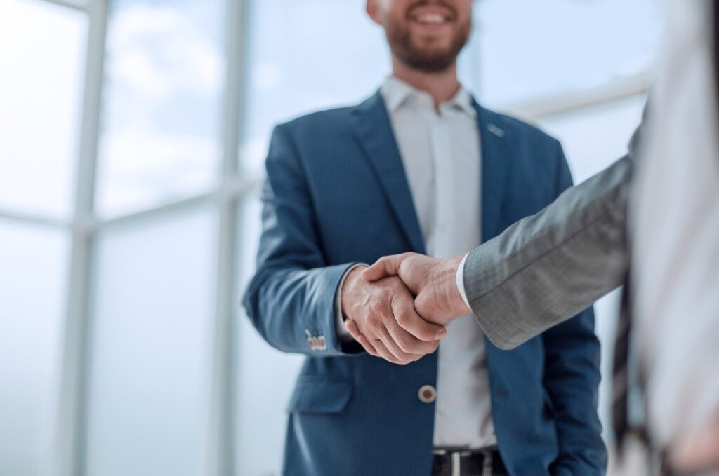 Handschlag zwischen Businesspartnern