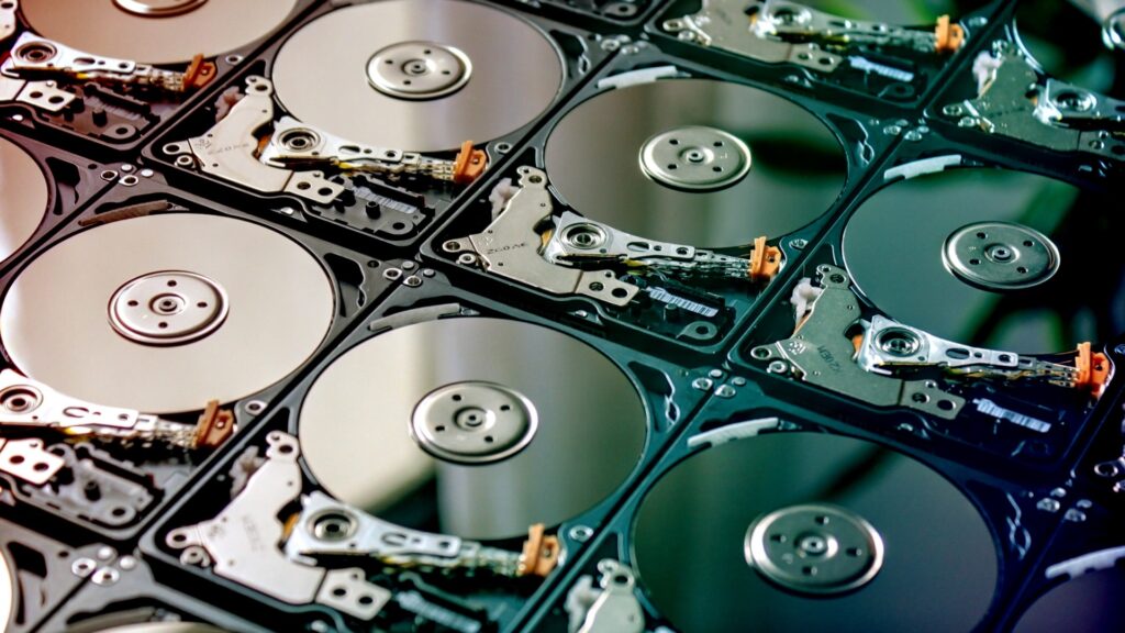 HDD-Festplatten zur Datenspeicherung nebeneinander in silbernem Licht