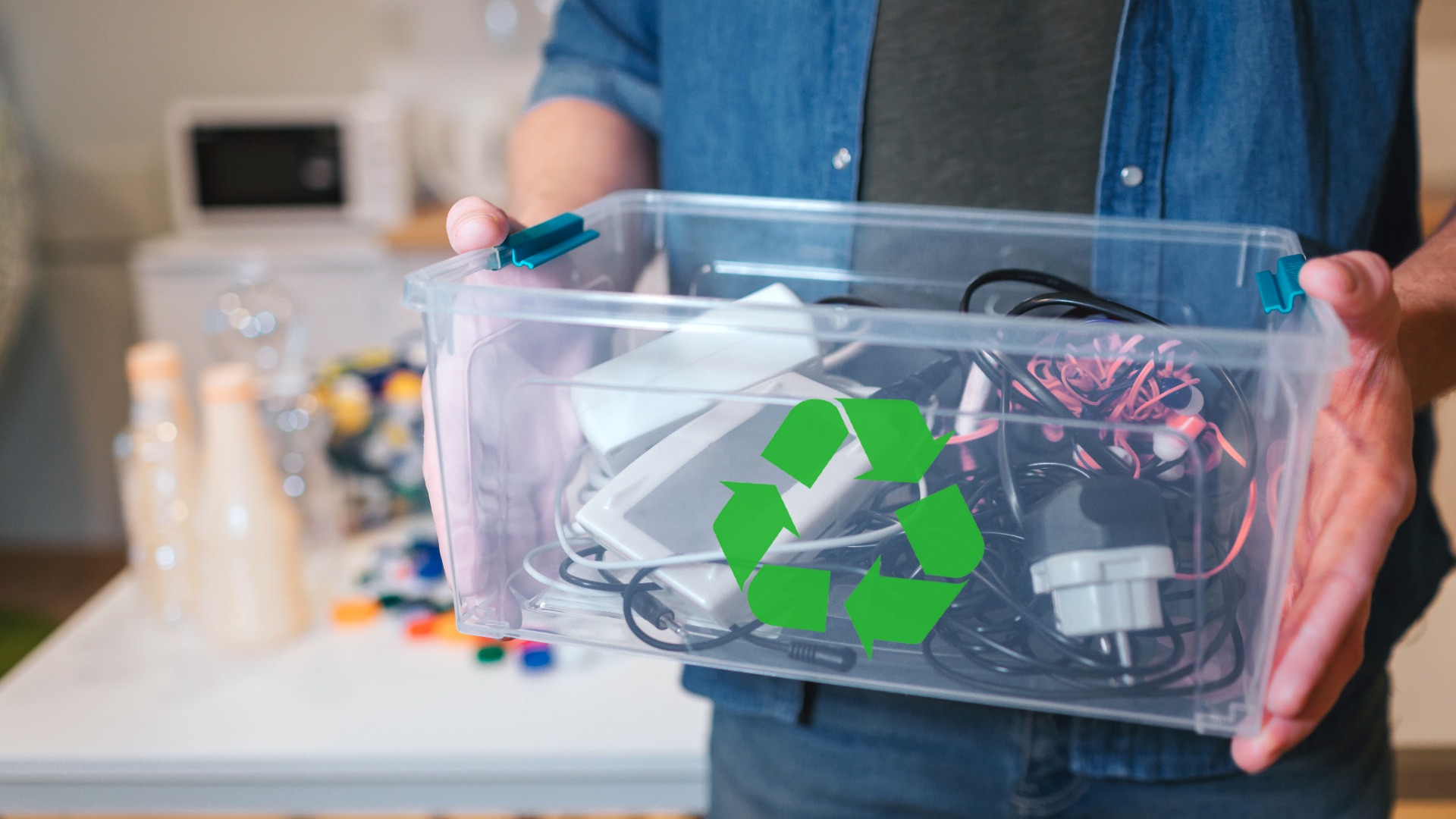 Recyclingkonzept. Nahaufnahme eines Elektronikschrotts im Recyclingbehälter. Ein verantwortungsbewusster Mann schützt die Umwelt, indem er den Abfall zu Hause sortiert
